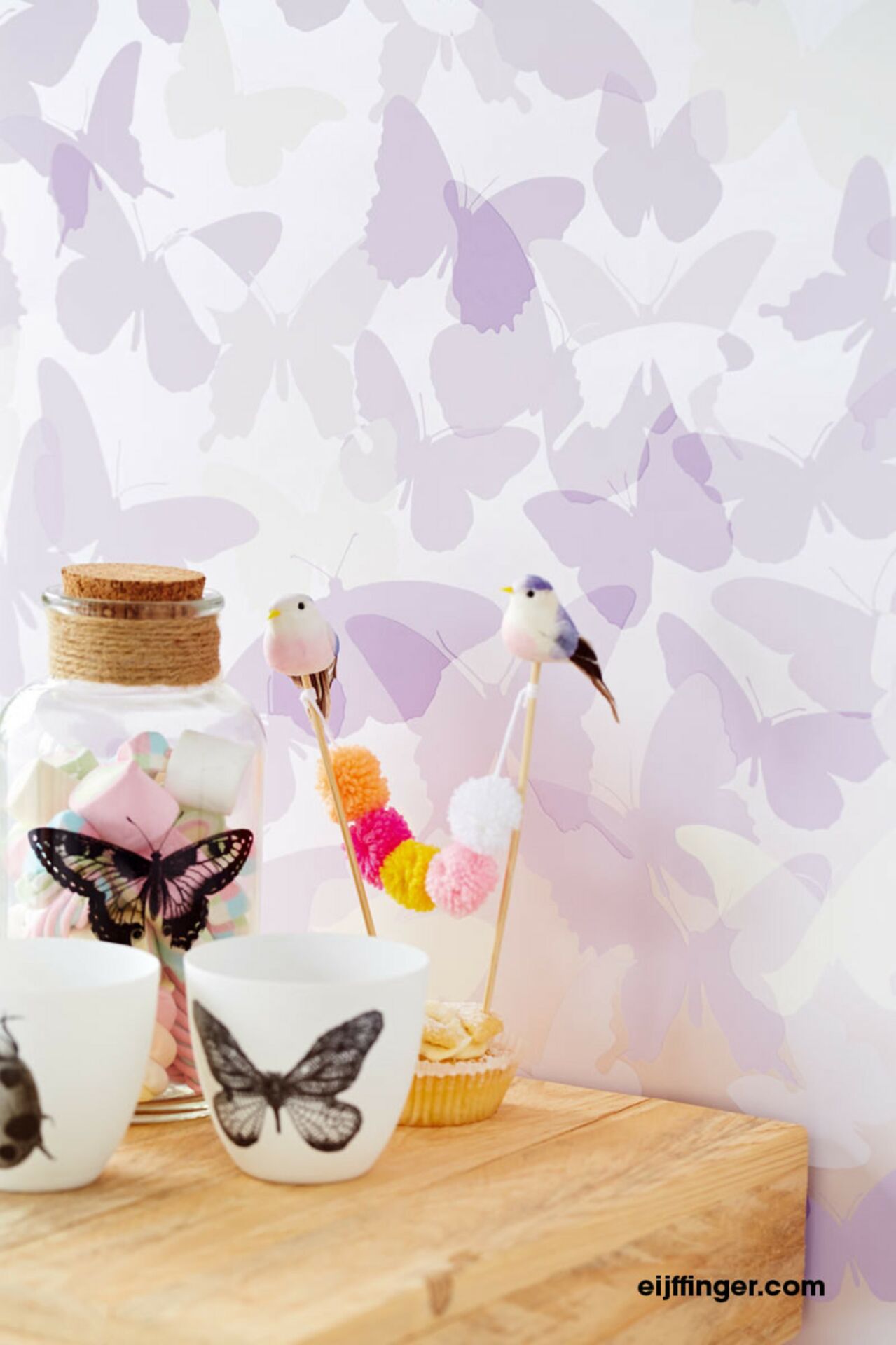 Behang van Eijffinger (Decorating the World) Hits4kids met vlinder print voor de kinderkamer is te vinden bij Verdouw Wonen & Slapen.